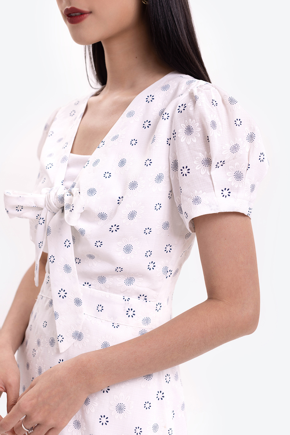 Đầm hoa cổ V phối nơ ngực