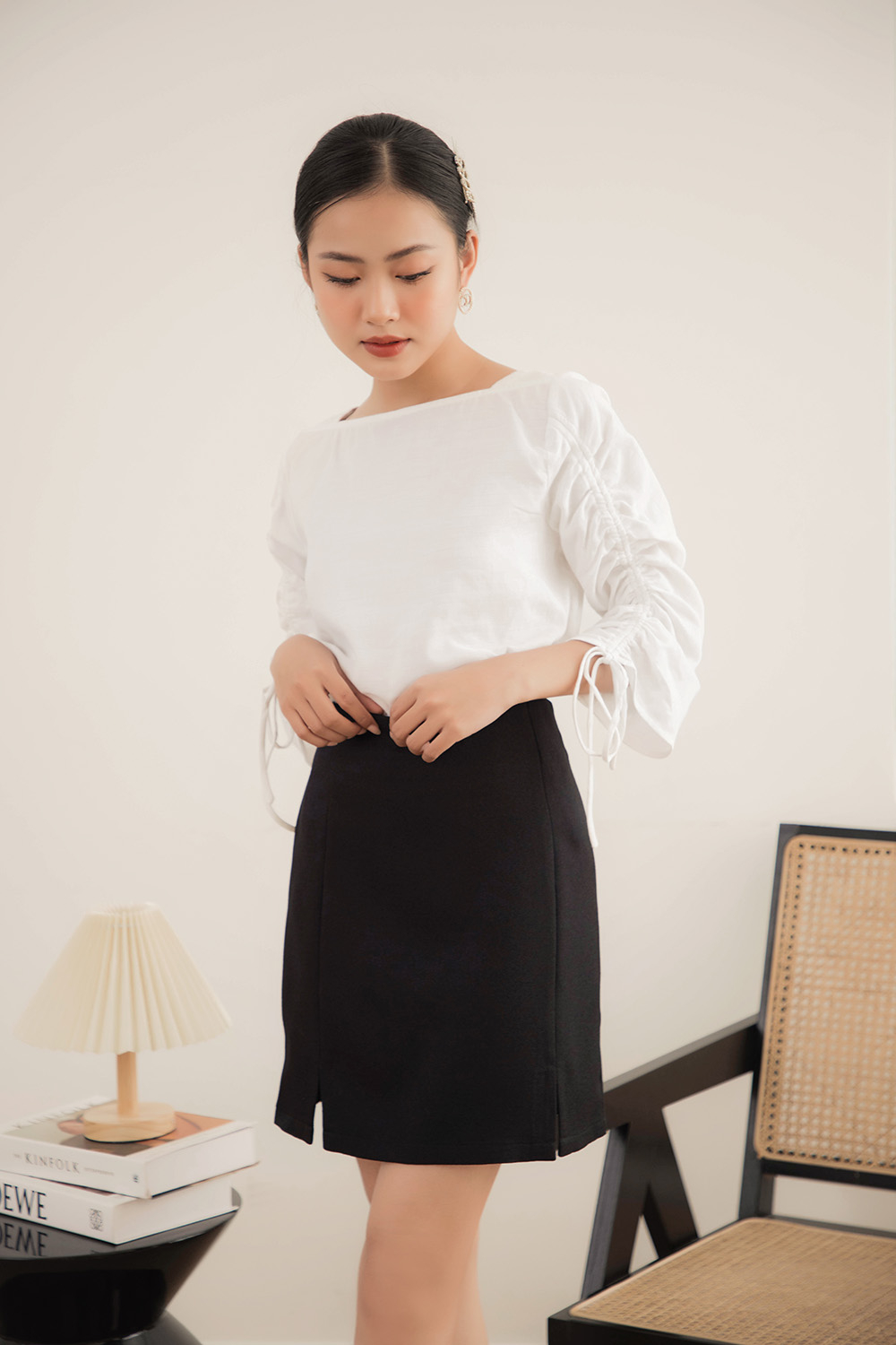 Áo trắng kiểu rút dây 2 bên tay dài 