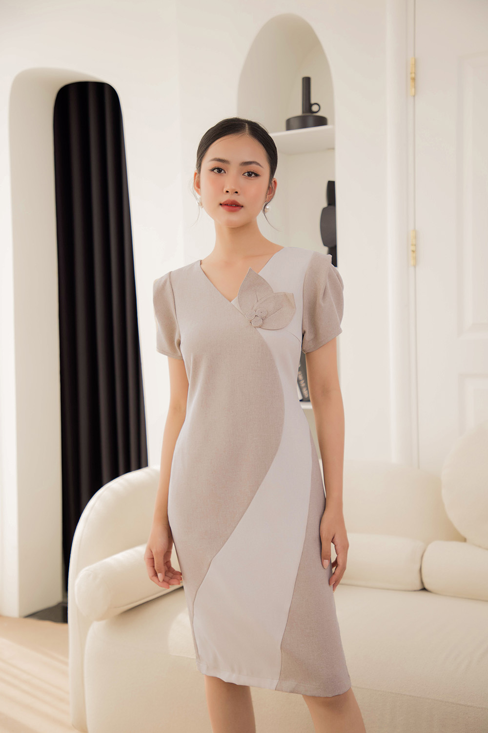 Đầm ôm công sở phối màu cổ V 