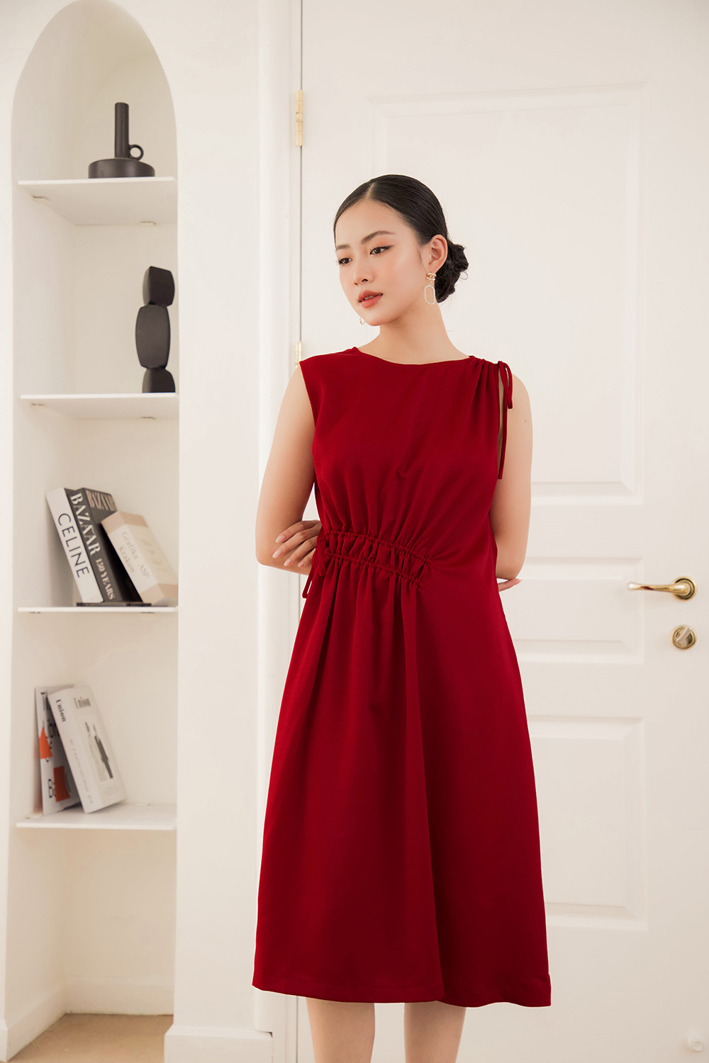 Đầm đỏ suông sát nách nhấn eo 