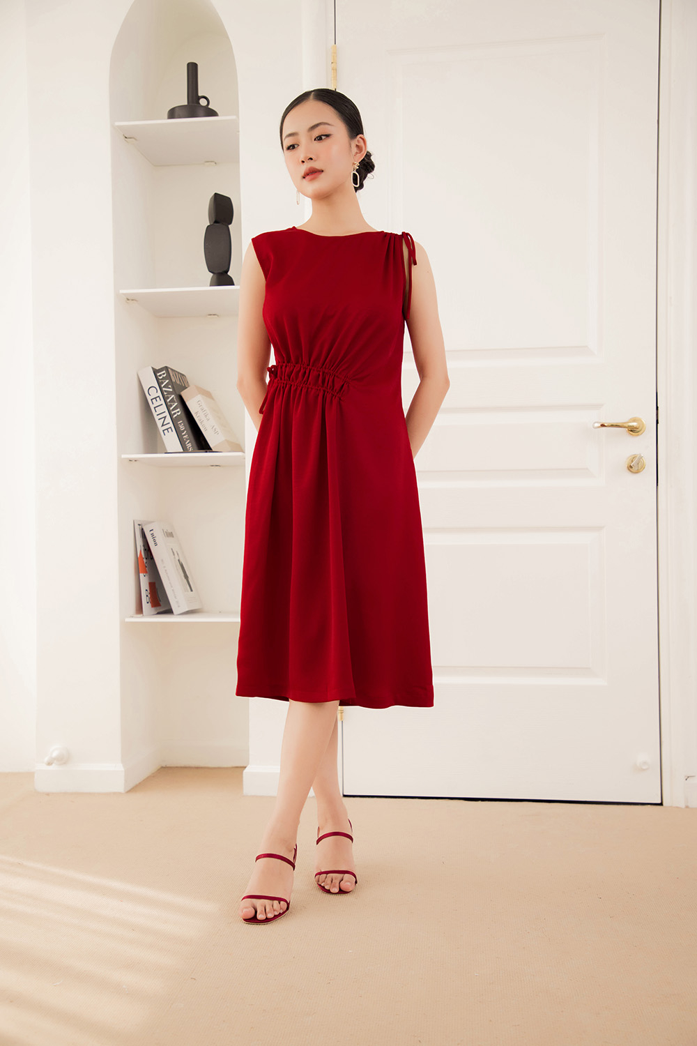 Đầm đỏ suông sát nách nhấn eo 