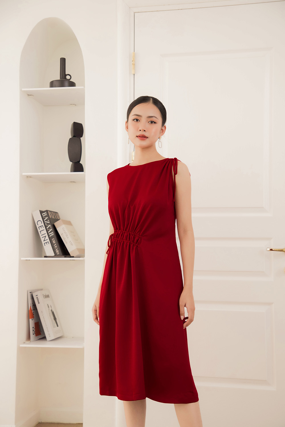 Đầm đỏ suông sát nách nhấn eo 