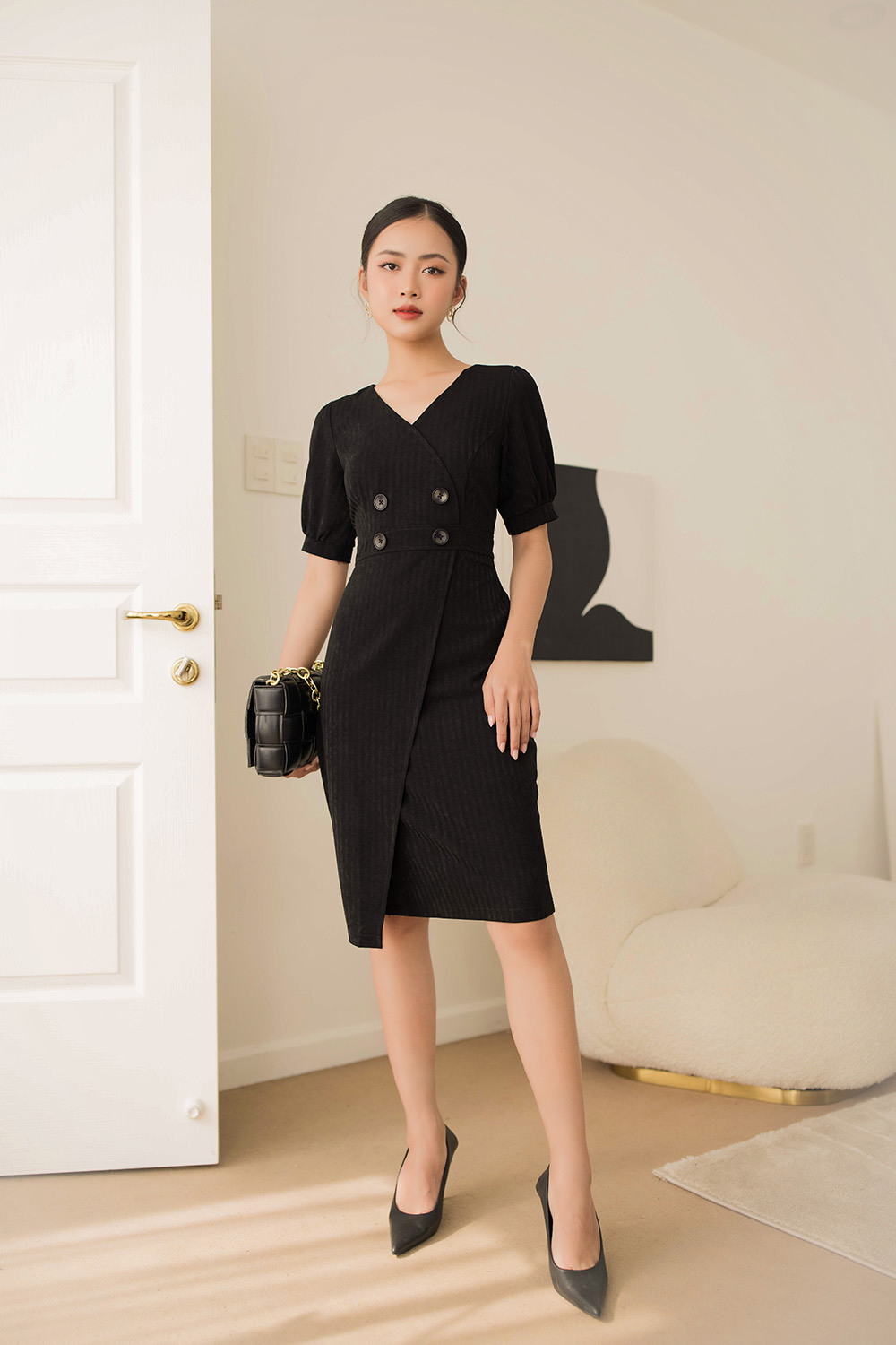 Đầm đen chữ A tùng đắp chéo phối nút 