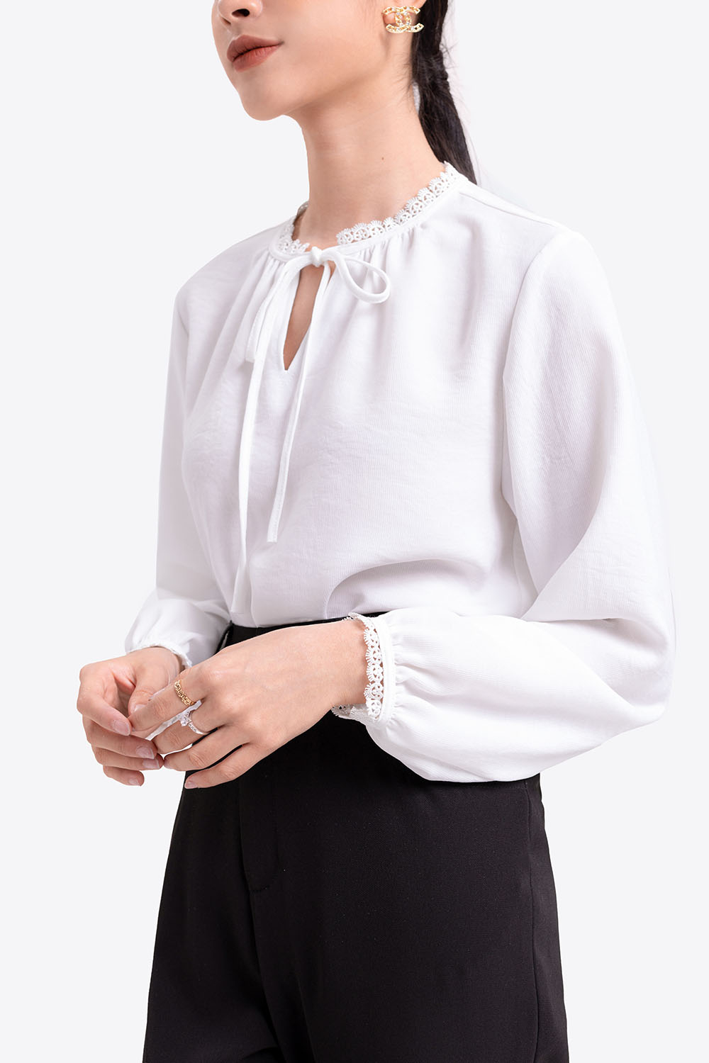 Áo trắng kiểu tay dài cổ phối nơ 