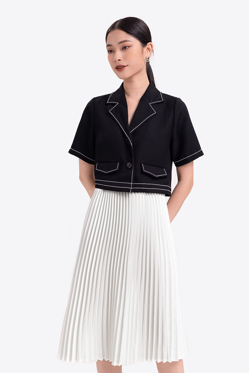 Áo sơ mi croptop đen viền trắng 