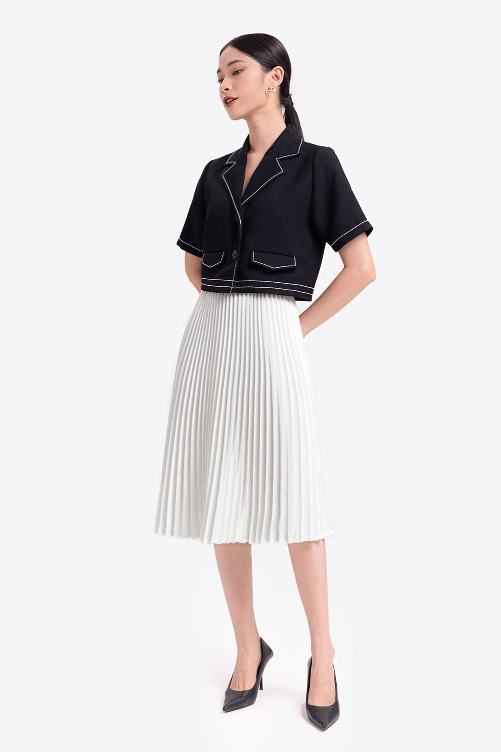 Áo sơ mi croptop đen viền trắng 