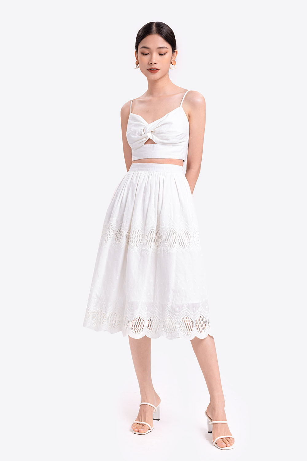 Chân váy xòe trắng phối ren 