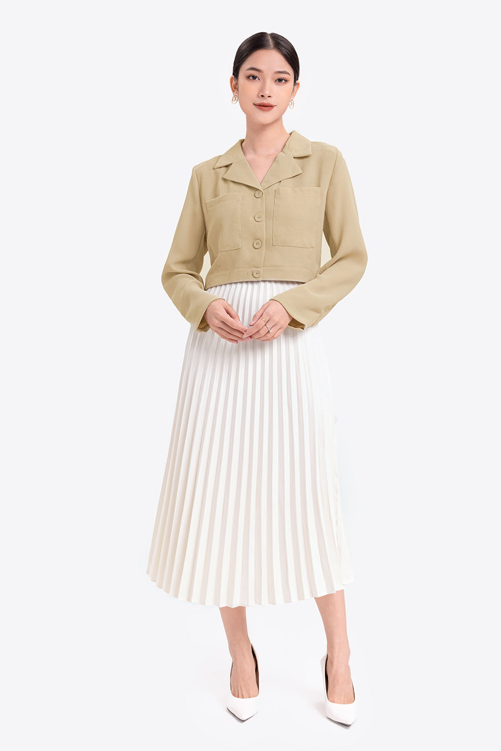 Chân váy trắng xòe xếp ly