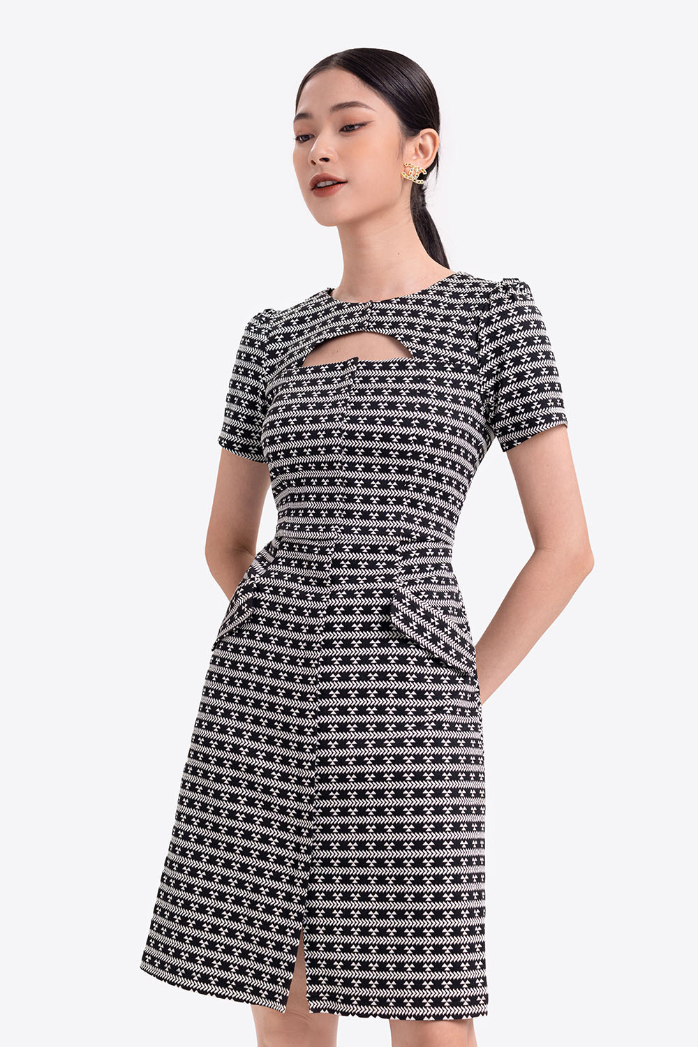 Đầm chữ A họa tiết cổ cut-out 