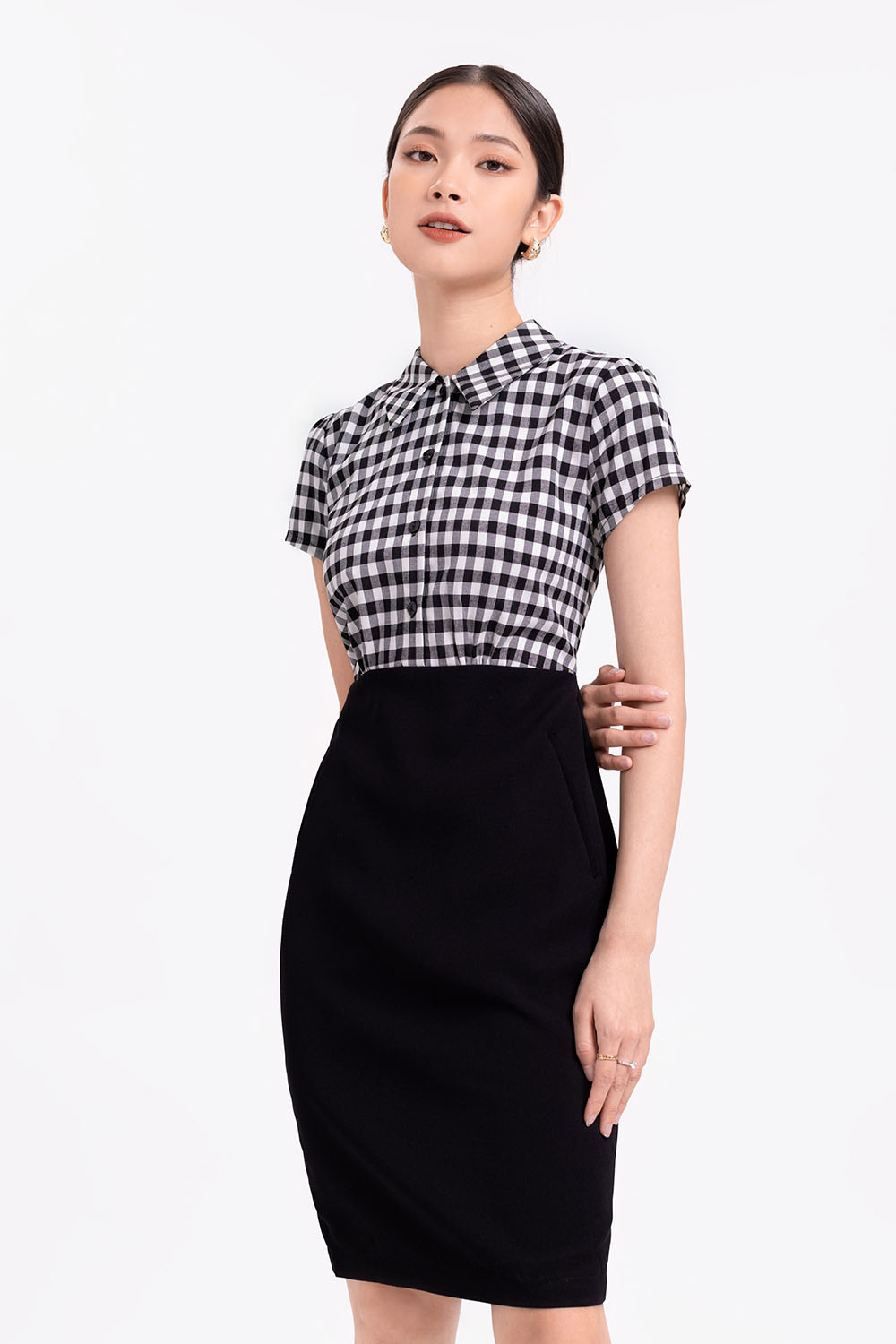 Đầm ôm đen phối họa tiết caro 