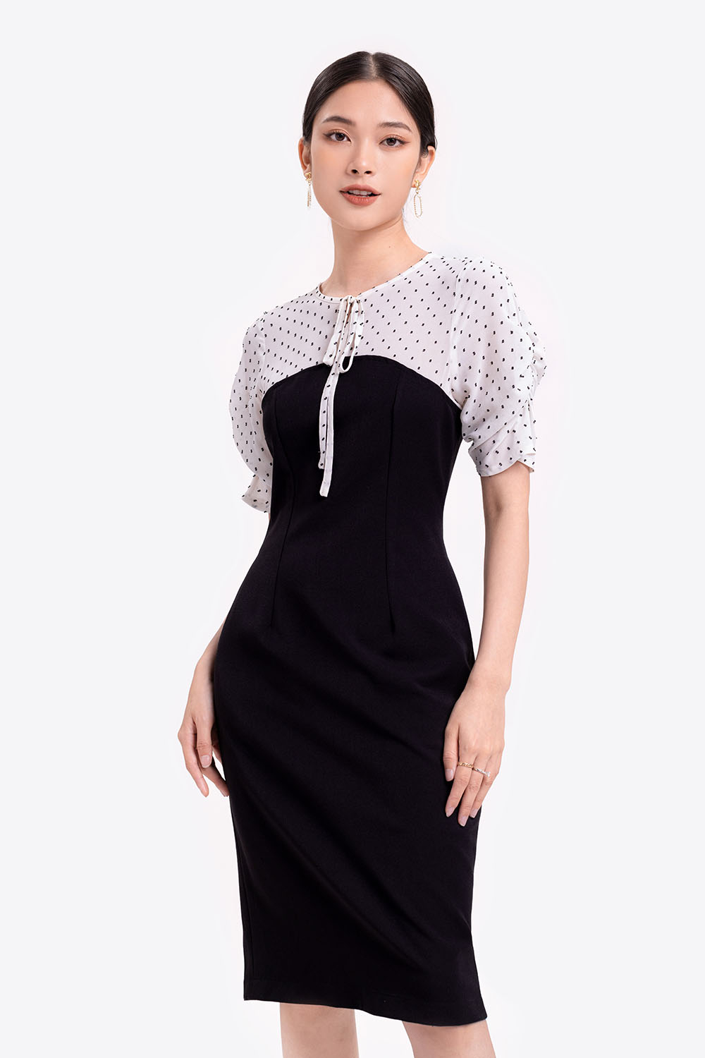 Đầm đen ôm tay lỡ phối voan 