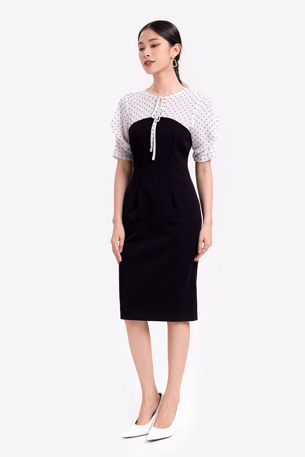 Đầm đen ôm tay lỡ phối voan 