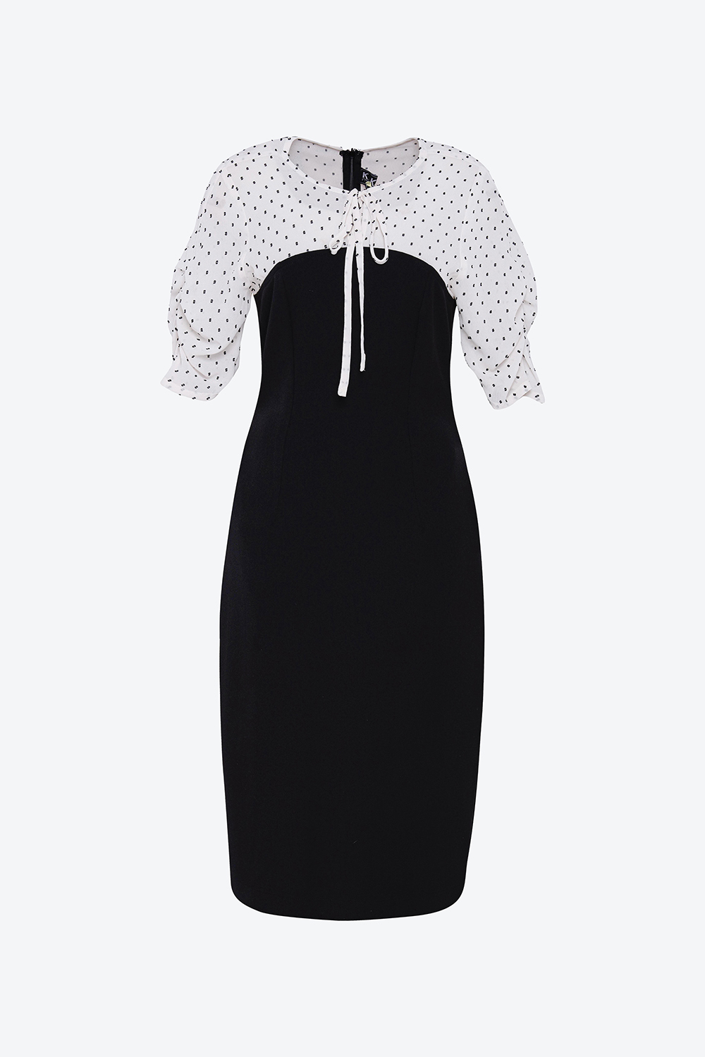 Đầm đen ôm tay lỡ phối voan 