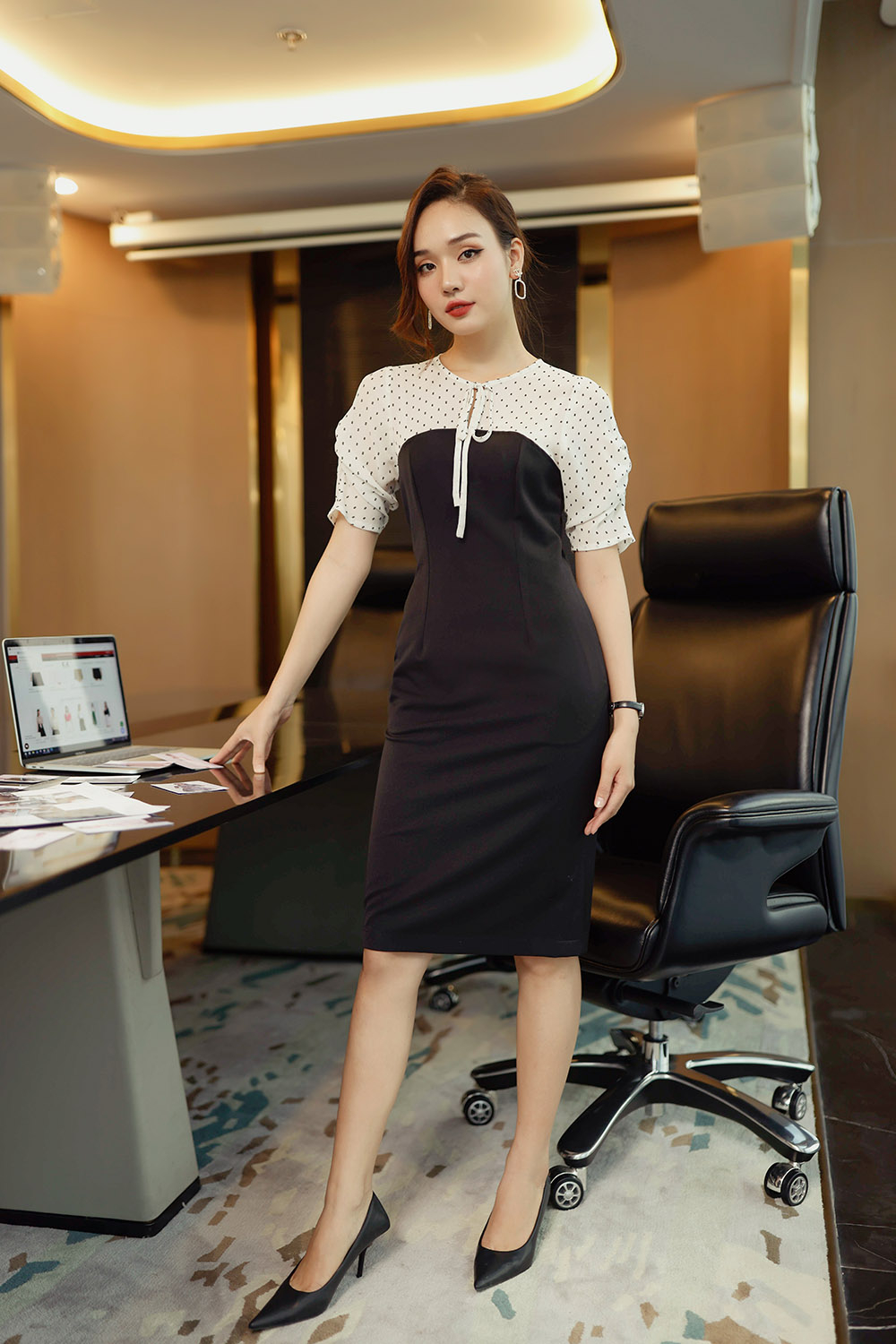 Đầm đen ôm tay lỡ phối voan 