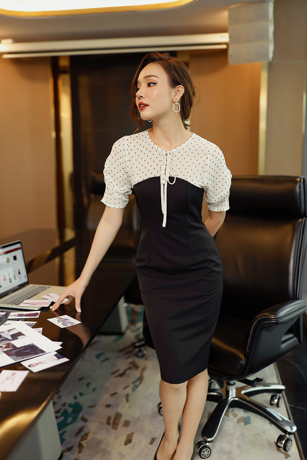 Đầm đen ôm tay lỡ phối voan 