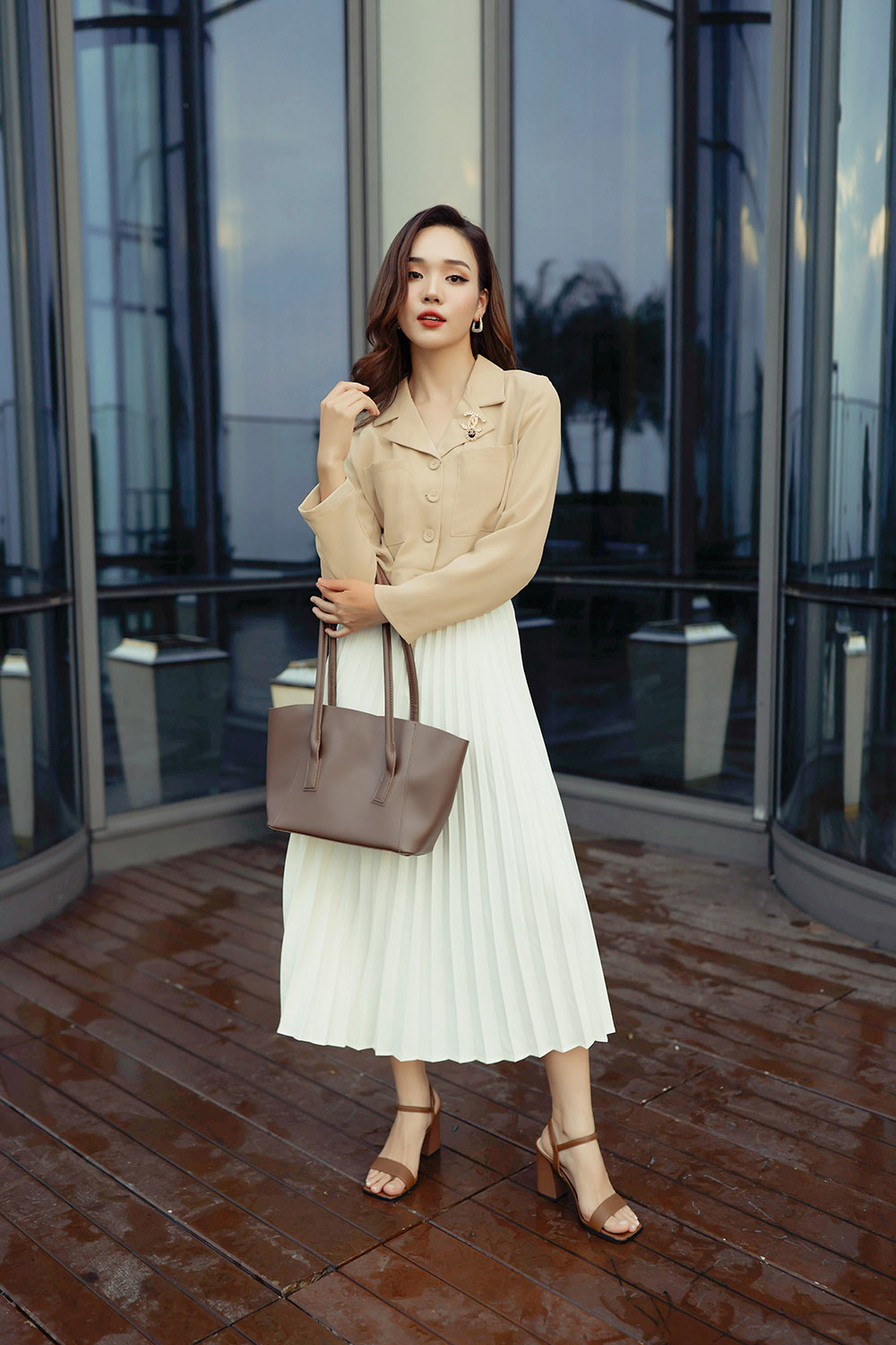 Chân váy trắng xòe xếp ly