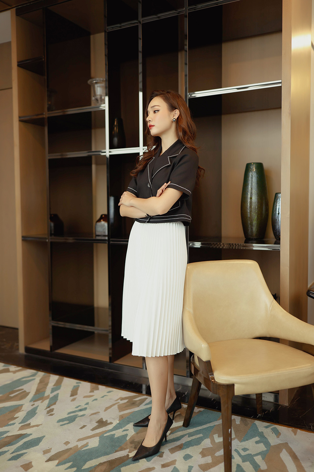 Áo sơ mi croptop đen viền trắng 