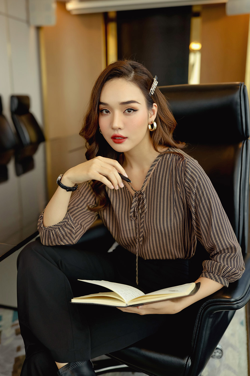 Áo kiểu kẻ sọc cổ V phối nơ 