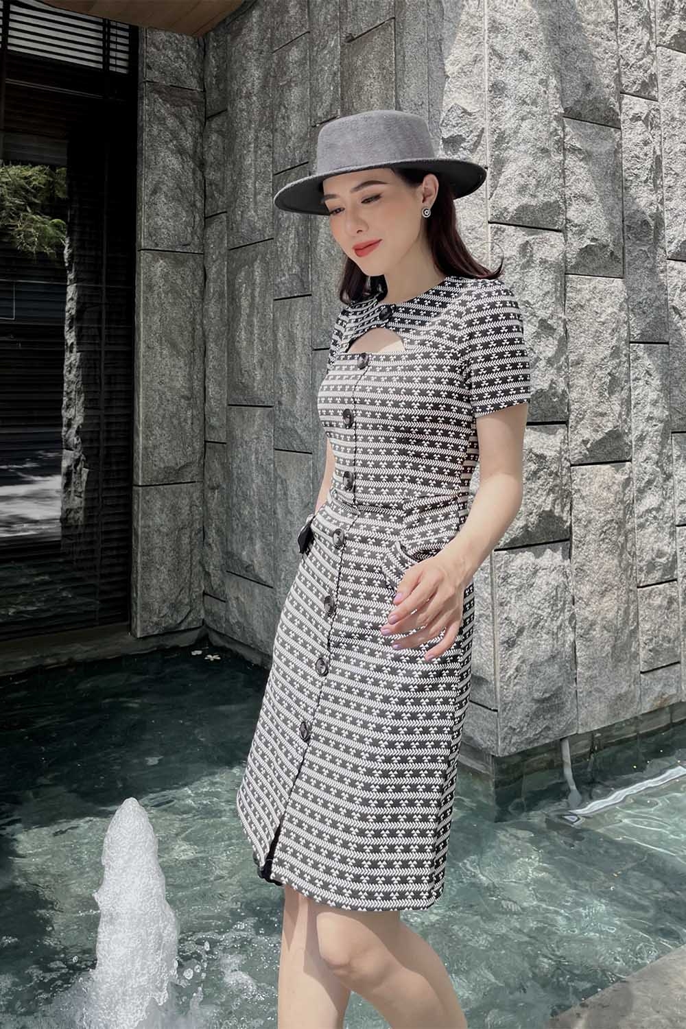 Đầm chữ A họa tiết cổ cut-out 