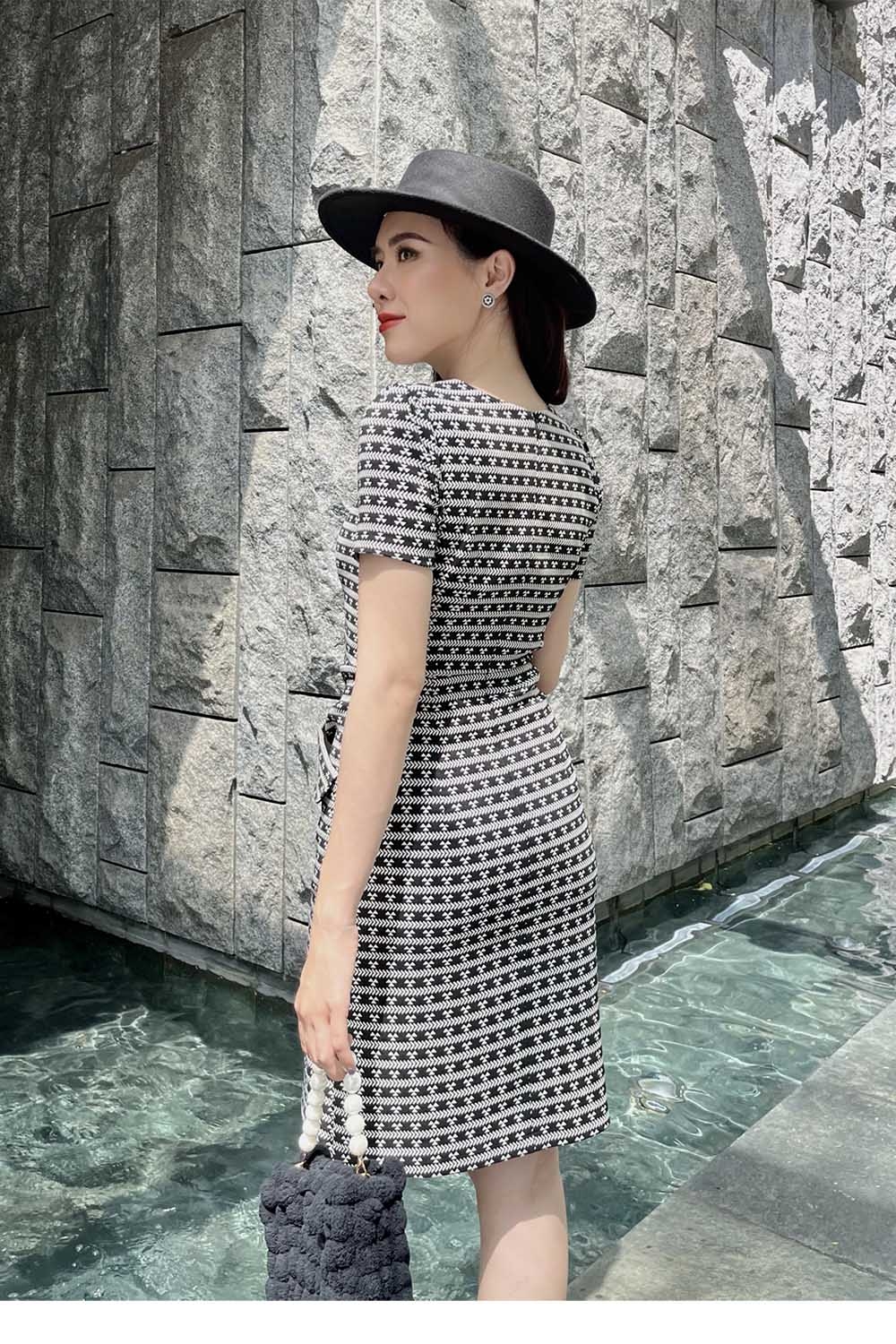 Đầm chữ A họa tiết cổ cut-out 