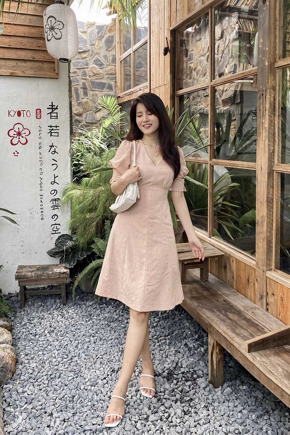 Đầm chữ A nhấn eo cao tay phồng 