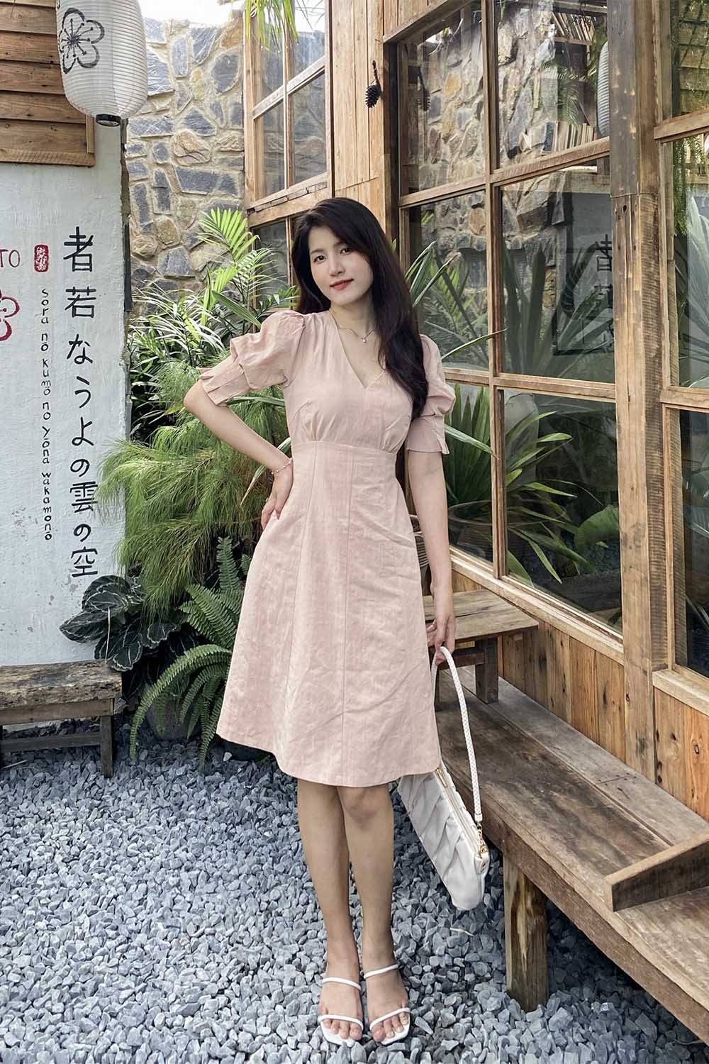 Đầm chữ A nhấn eo cao tay phồng 