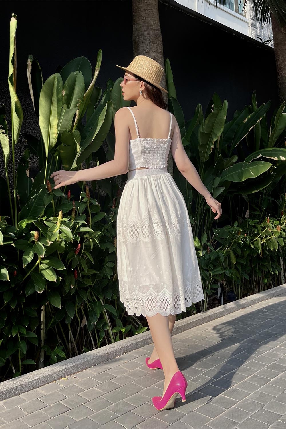 Đầm suông trắng phối ren chân váy