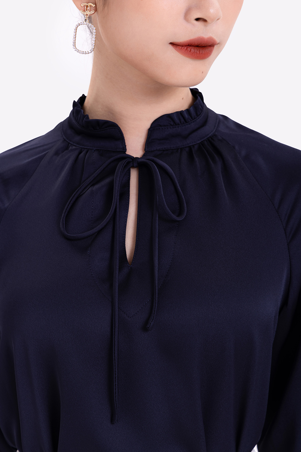 Áo sơ mi lụa cổ cách điệu tay dài 