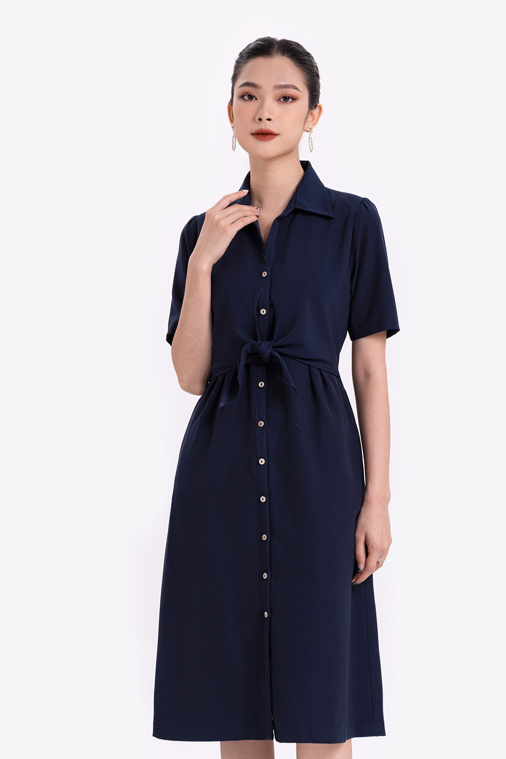 Đầm sơ mi ngực phối nơ cách điệu 