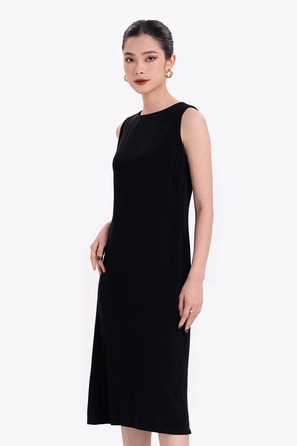 Đầm đen sát nách xẻ tùng 