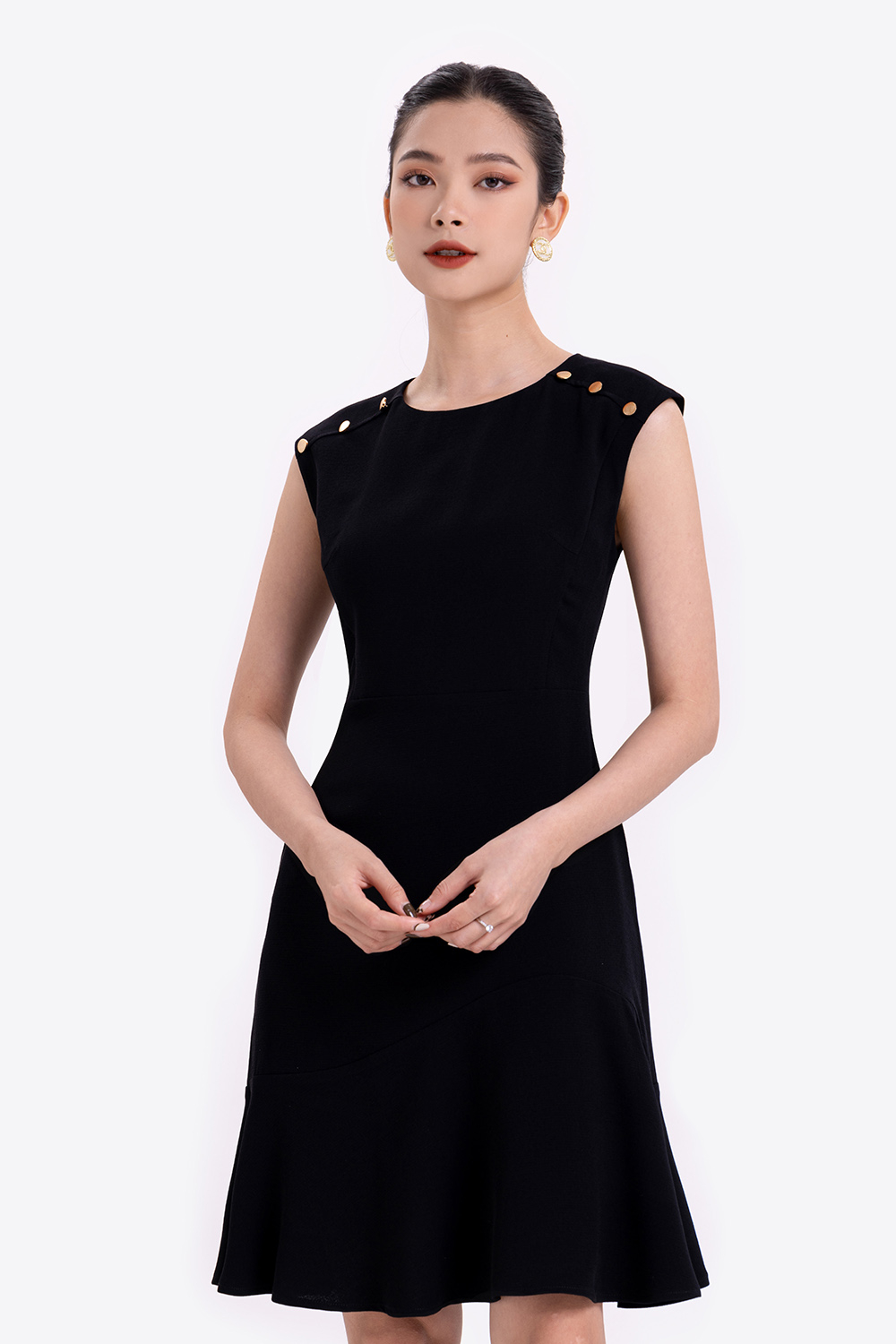 Đầm xòe đen sát nách vai áo phối nút 