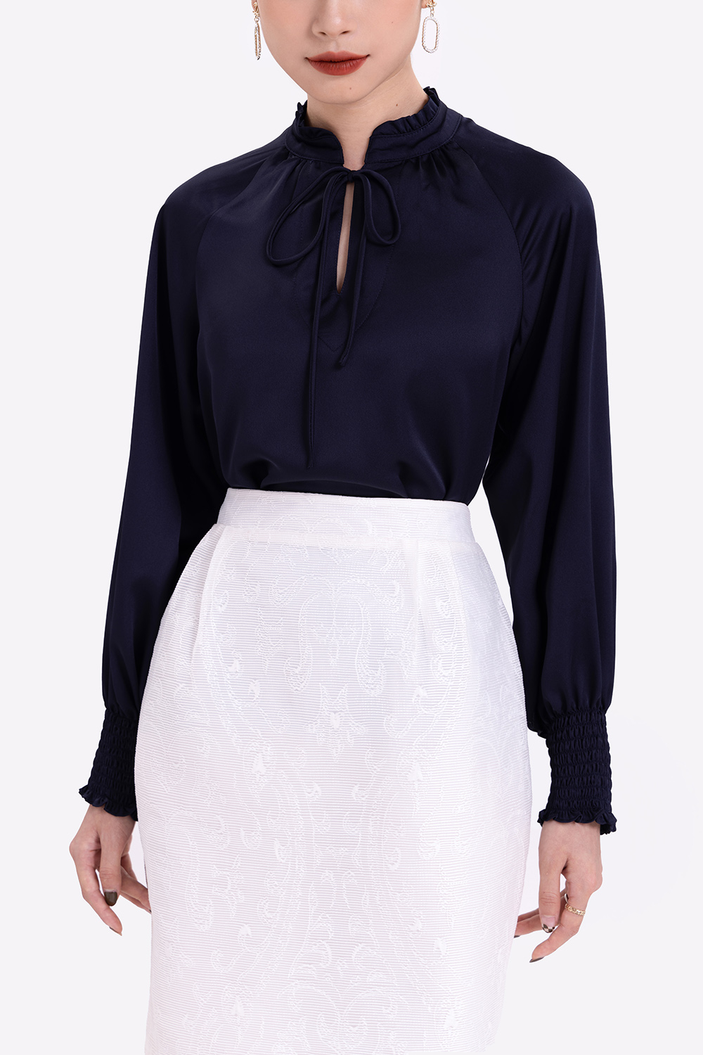 Áo sơ mi lụa cổ cách điệu tay dài 