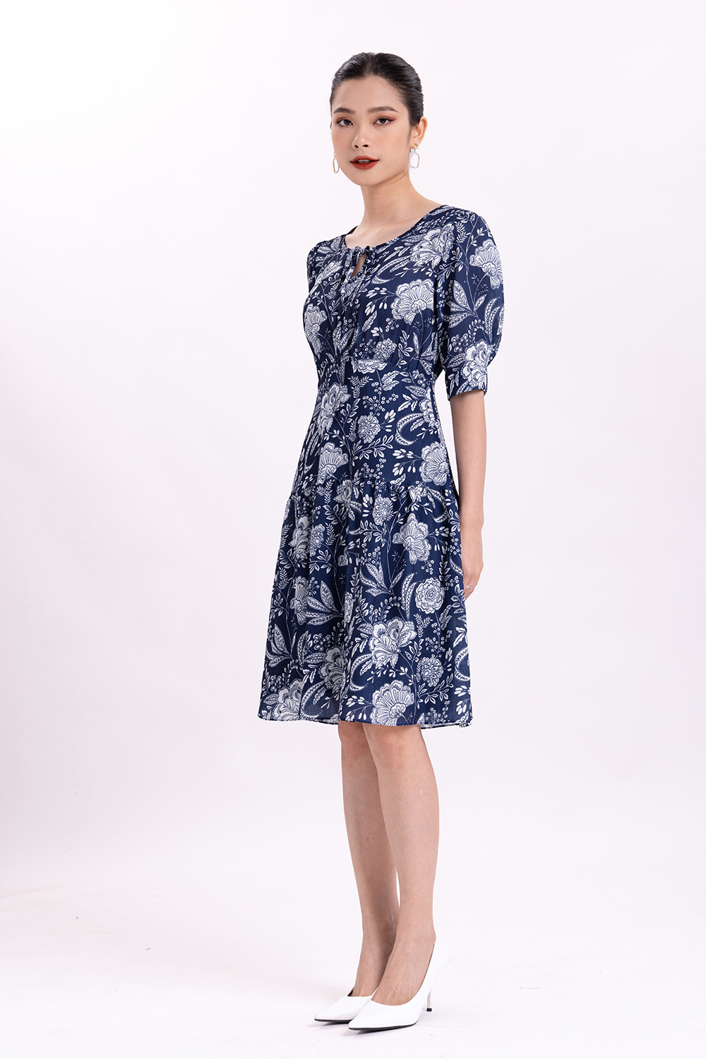 Mua Đầm Công Sở Thiết Kế- Váy Hoa Nhí Cổ Tròn Nhún Ngực Buộc Dây Nơ Eo - Đỏ  - L tại QnT Fashion 25 | Tiki