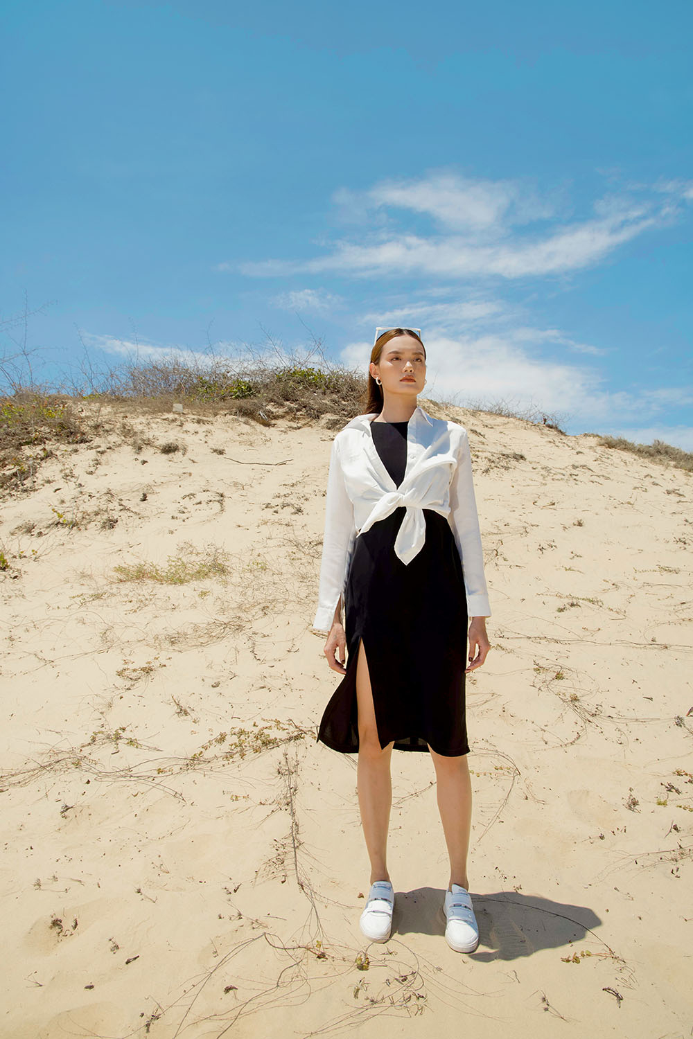 Đầm đen sát nách xẻ tùng 