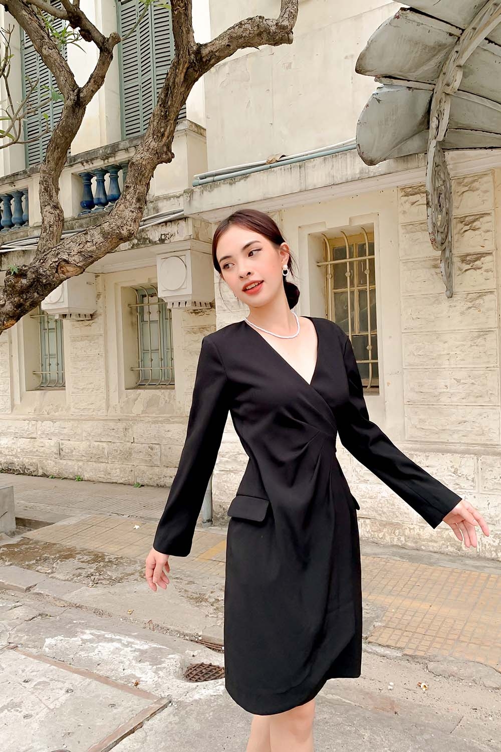 Đầm ôm công sở cổ tim xẻ tà trước 