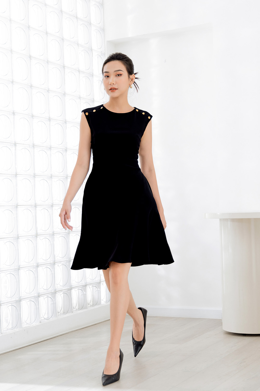 Đầm xòe đen sát nách vai áo phối nút 