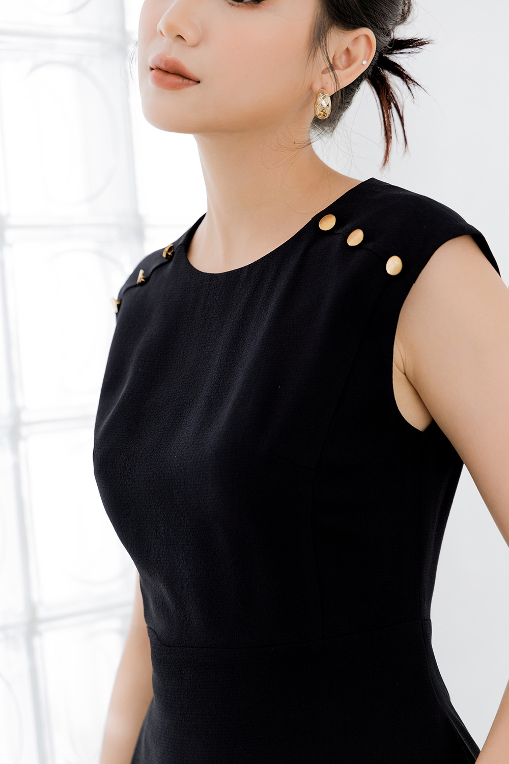 Đầm xòe đen sát nách vai áo phối nút 