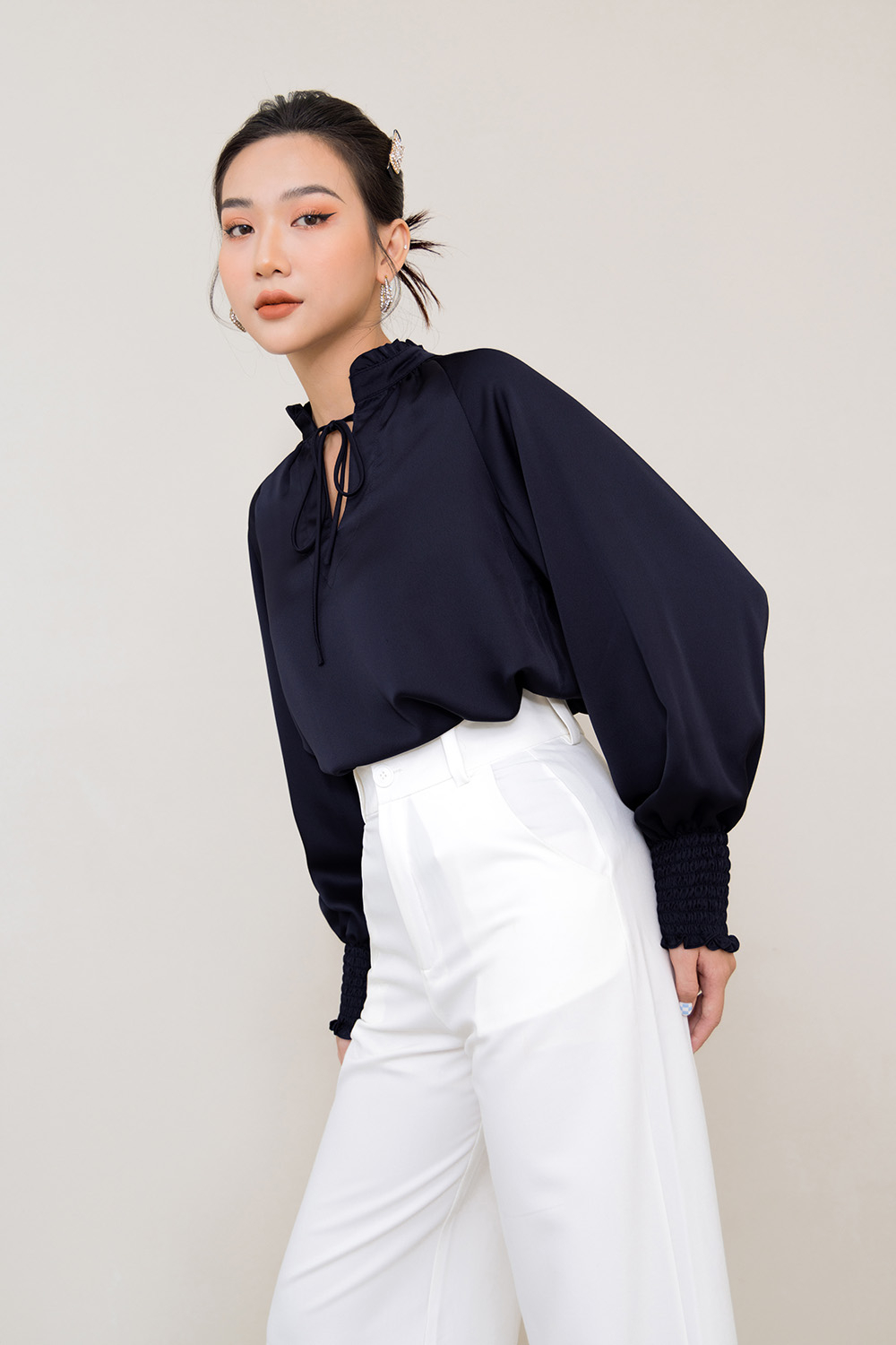 Áo sơ mi lụa cổ cách điệu tay dài 