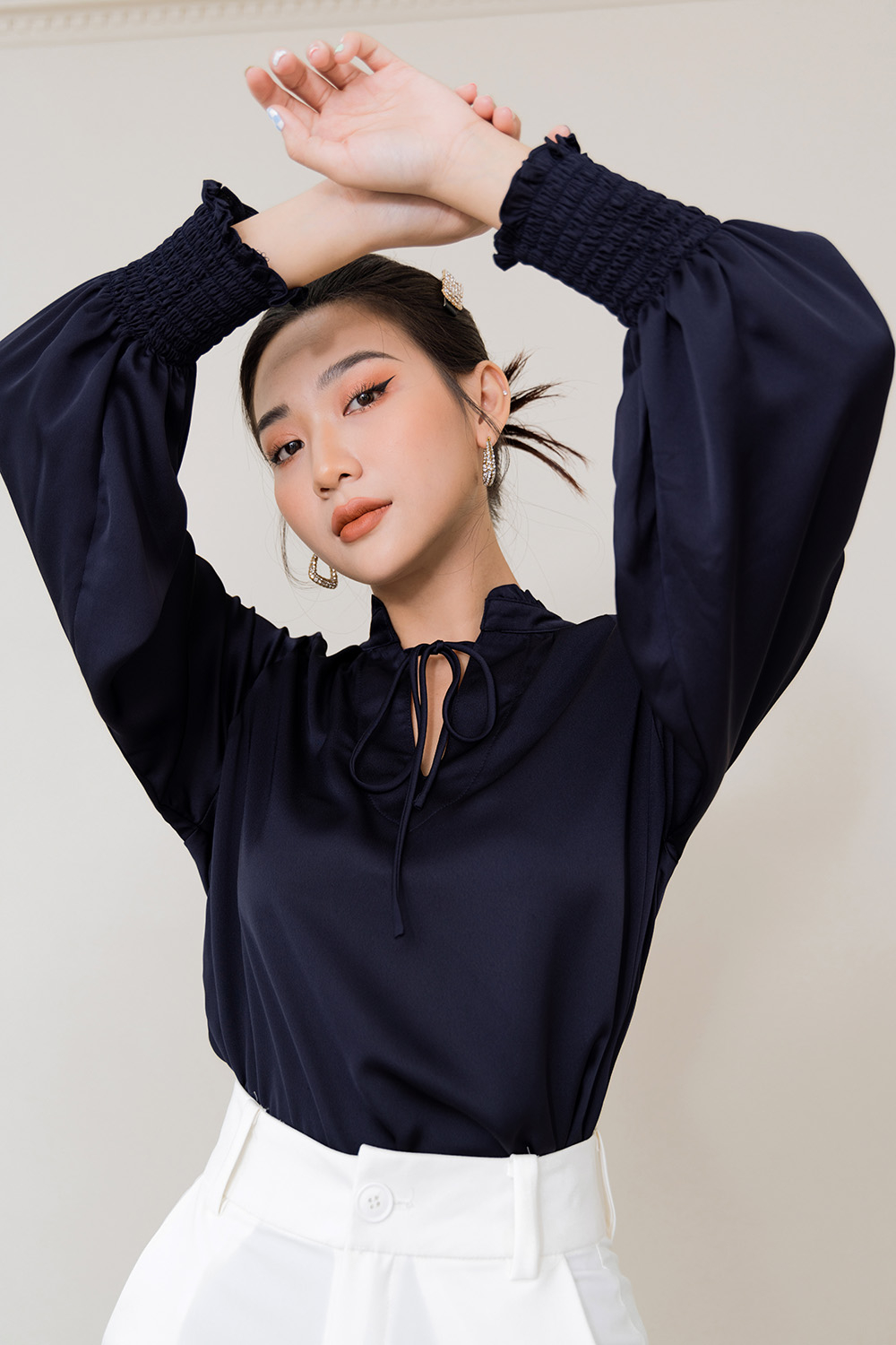 Áo sơ mi lụa cổ cách điệu tay dài 