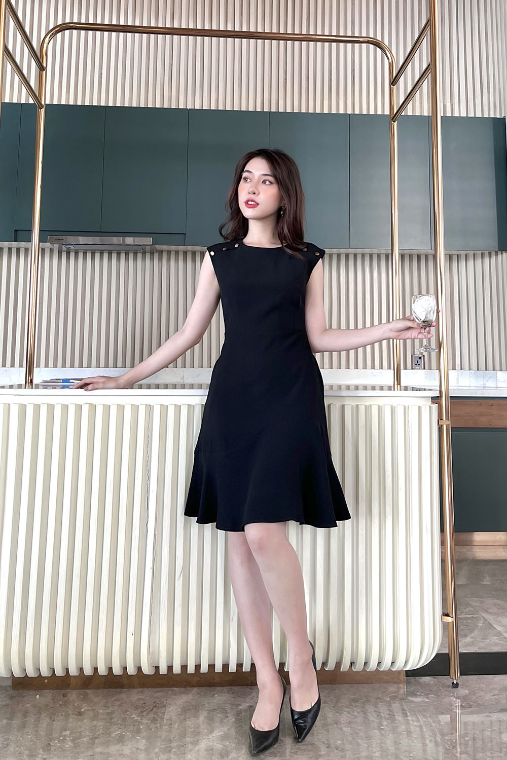 Đầm xòe đen sát nách vai áo phối nút 