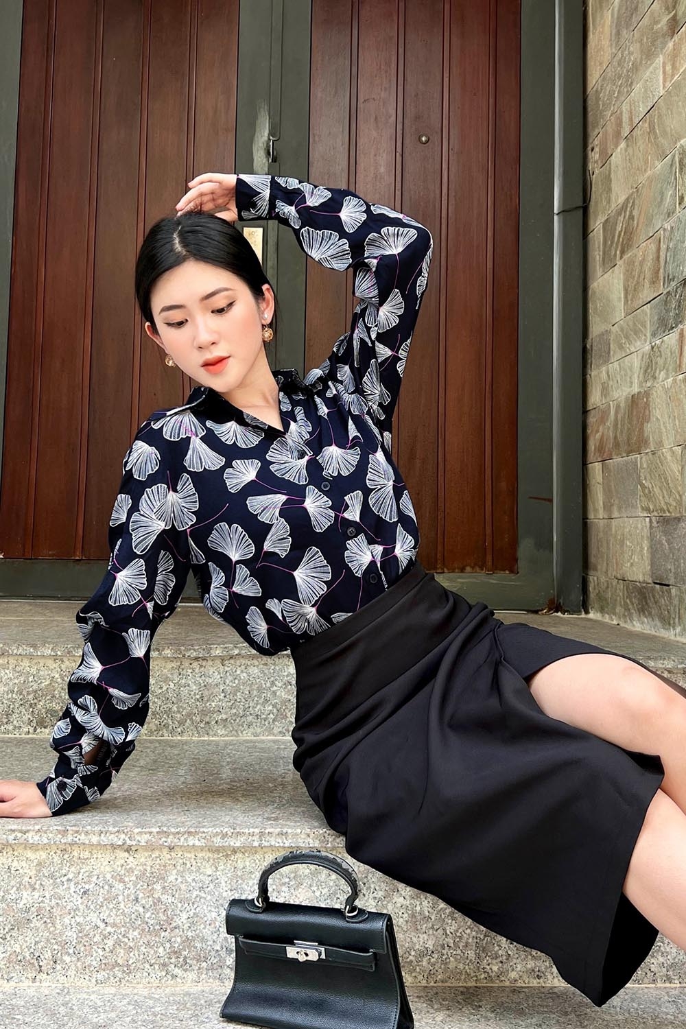 Chân váy bút chì đen xẻ trước 