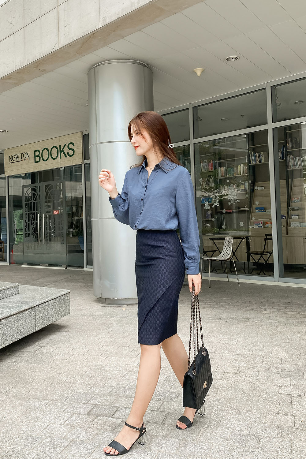 Chân váy bút chì xẻ tà trước 