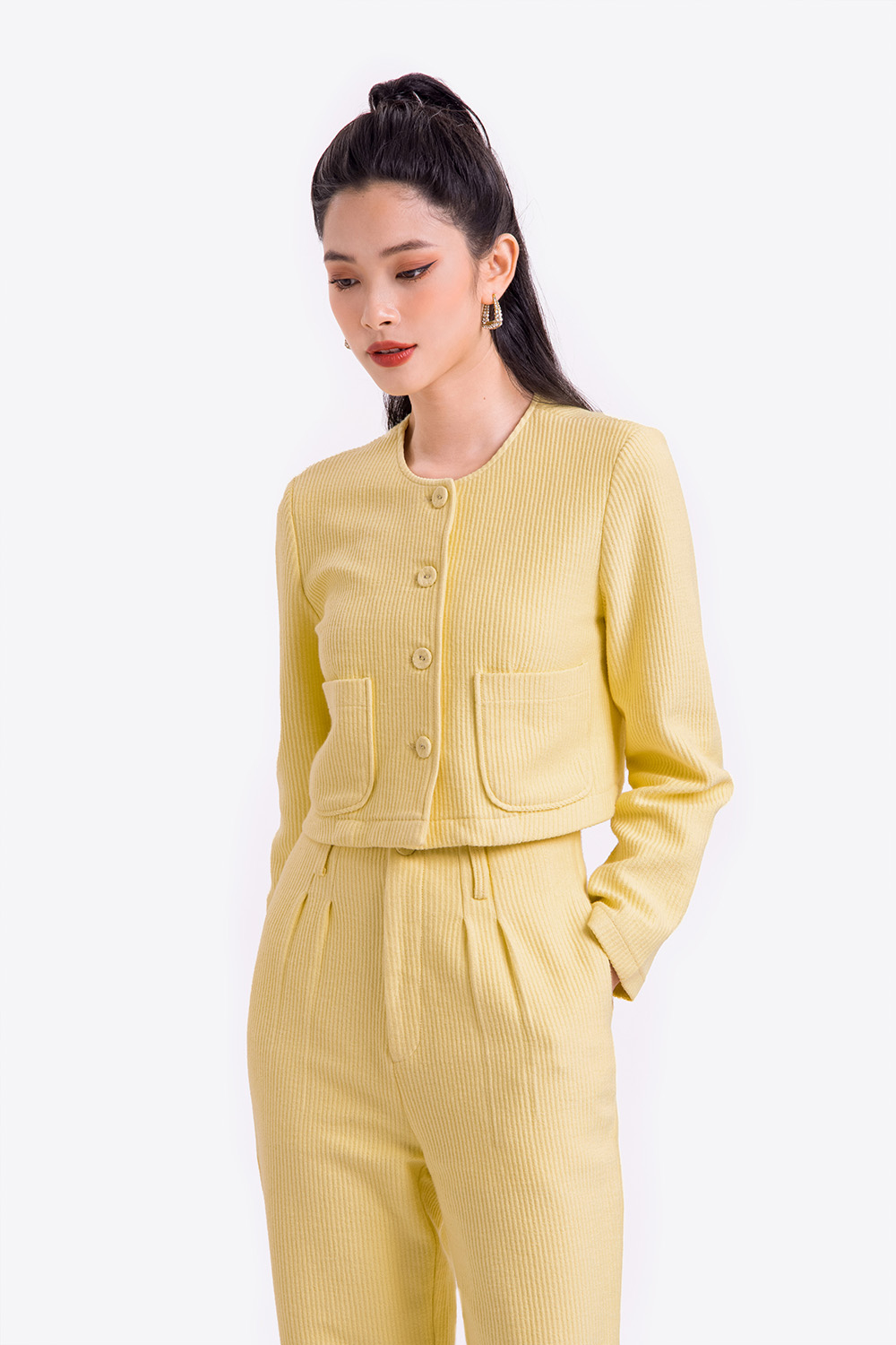 Áo khoác vàng cổ tròn phối túi 