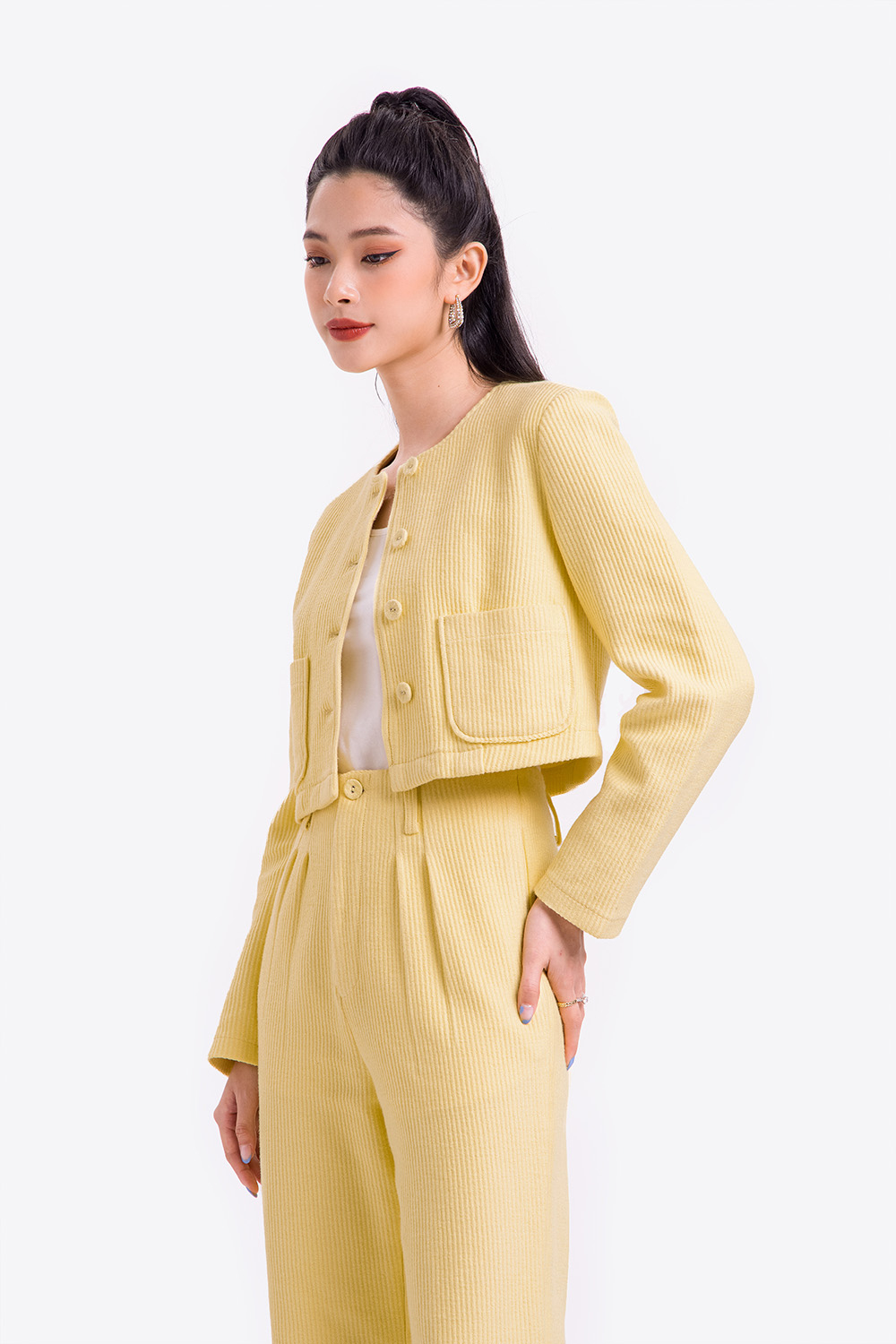 Áo khoác vàng cổ tròn phối túi 