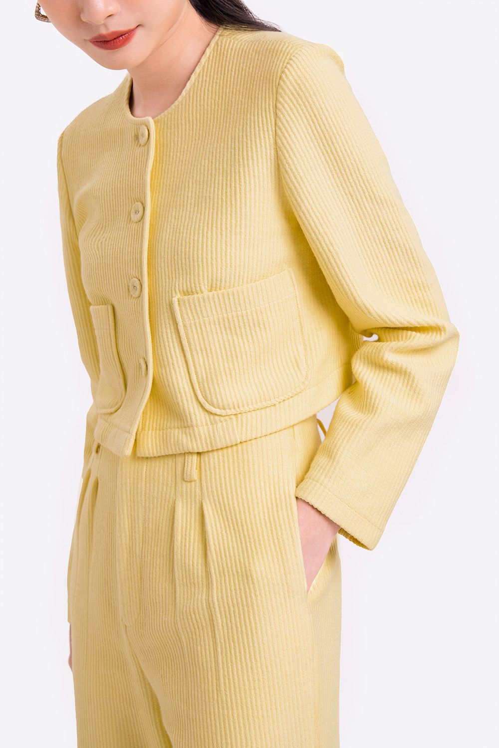 Áo khoác vàng cổ tròn phối túi 