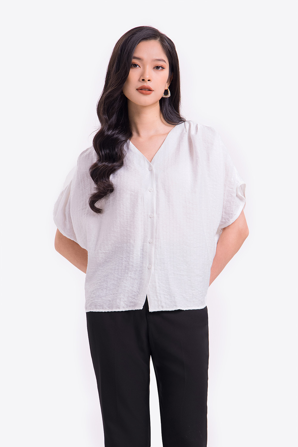 Áo sơ mi trắng tay cánh dơi 