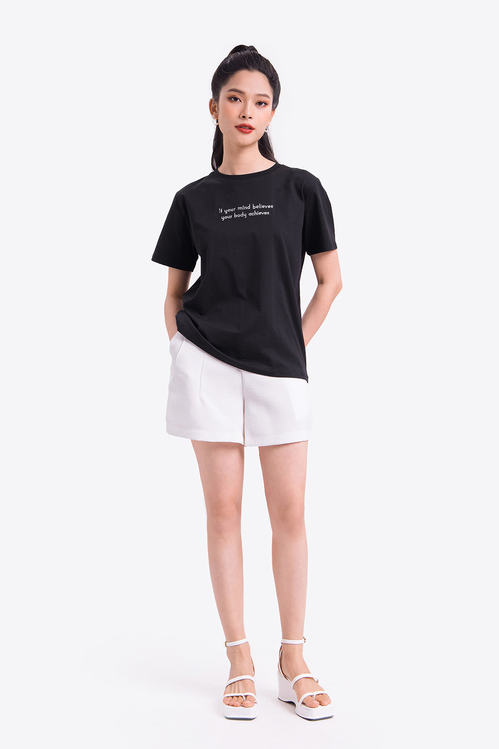Áo thun nữ màu đen in chữ 