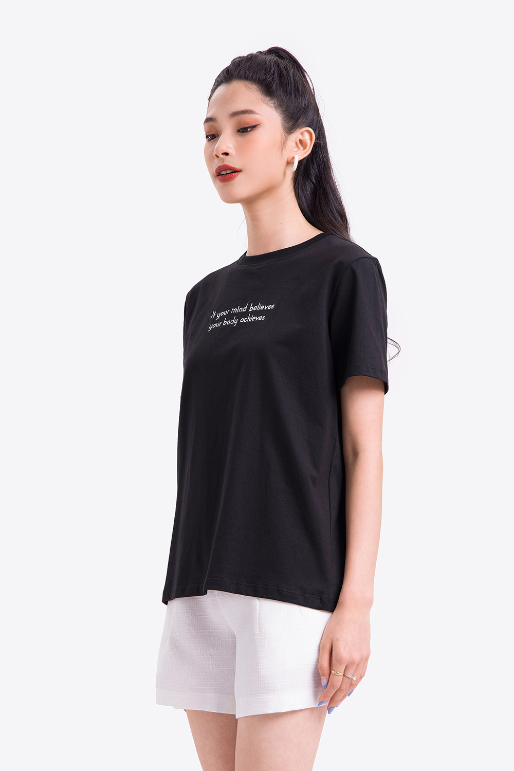 Áo thun nữ màu đen in chữ 