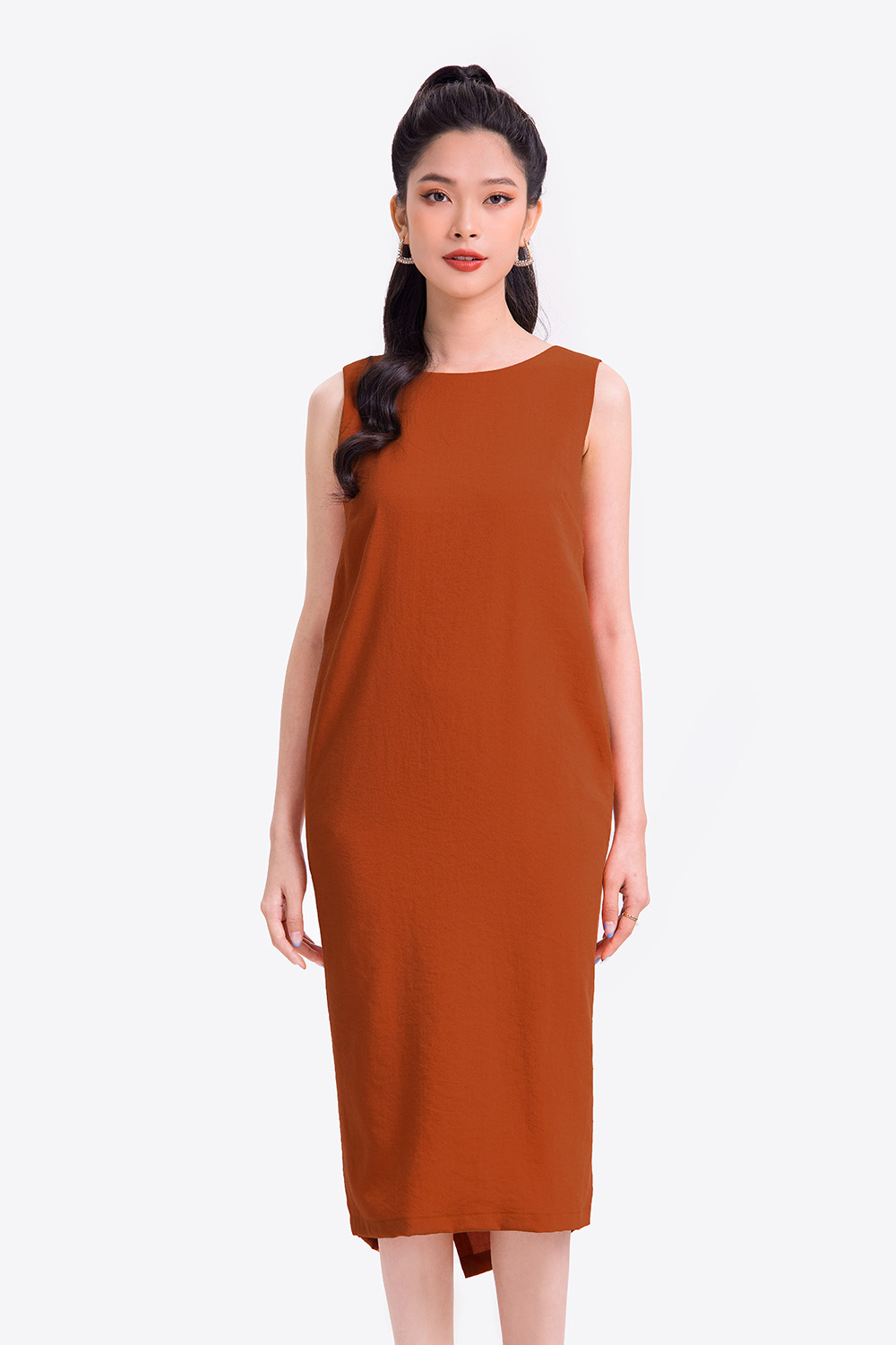 Đầm suông sát nách cách điệu sau lưng 