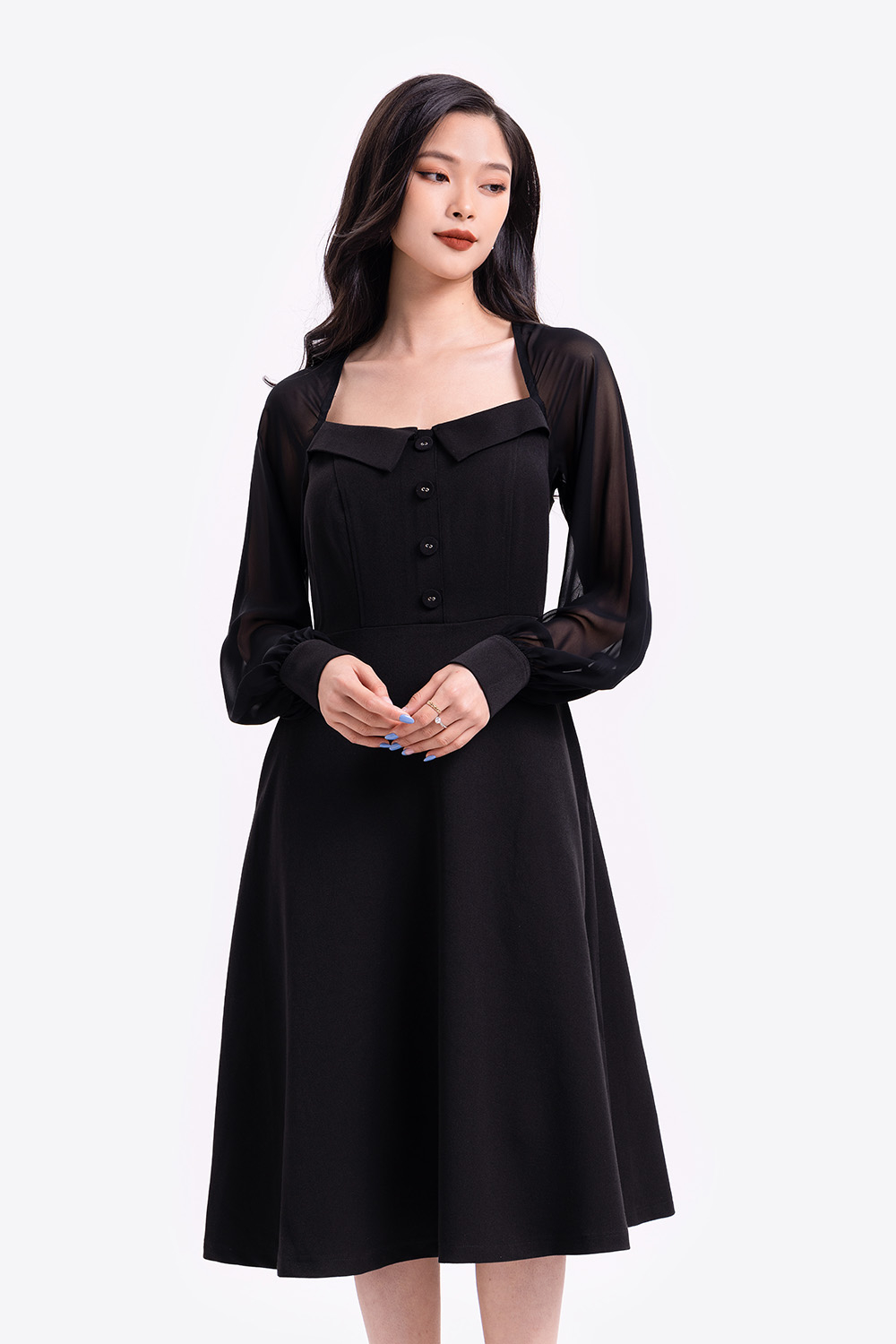 Đầm công sở dáng xòe màu đen phối nút 